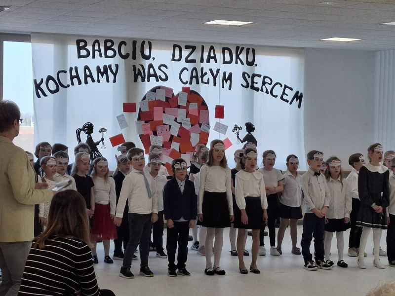 Przedstawienie z okazji Dnia Babci i Dziadka w klasach 1c i 1e
